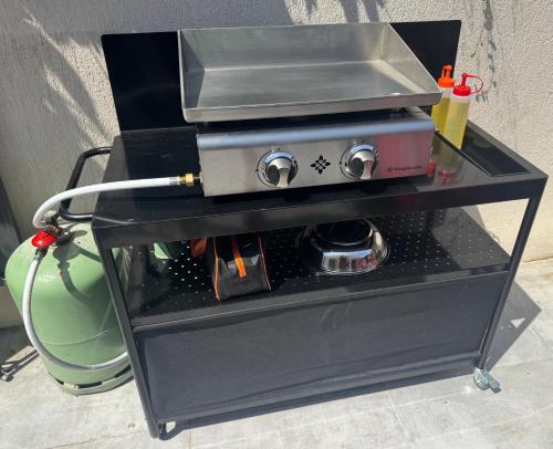 a grill with a sink on top of it at niolonlabricotier vue direct sur la mer in Le Rove