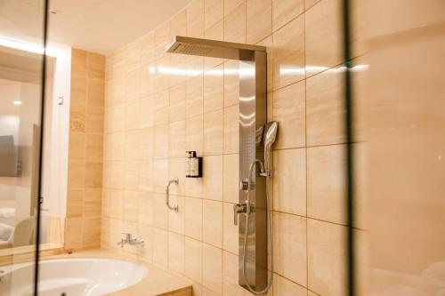 a bathroom with a shower and a sink and a tub at Hotel Escuela Santa Cruz in Santa Cruz de Tenerife