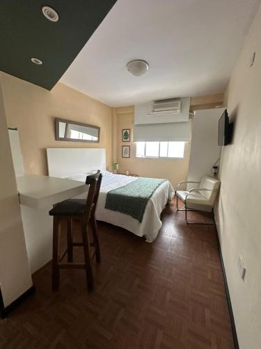 ein Schlafzimmer mit einem Bett und einem Schreibtisch in der Unterkunft GORRITI VIEW in Partido Lomas de Zamora