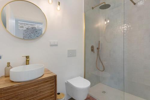a bathroom with a shower and a toilet and a sink at Vila Santa Luzia 4 in Fátima