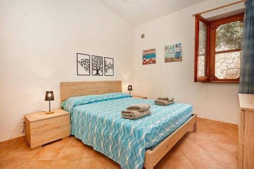 ein Schlafzimmer mit einem Bett, auf dem Handtücher liegen in der Unterkunft Where The Sun Rises in Scopello
