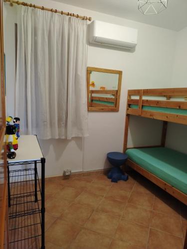 ein Zimmer mit zwei Etagenbetten und einem Spiegel in der Unterkunft Where The Sun Rises in Scopello