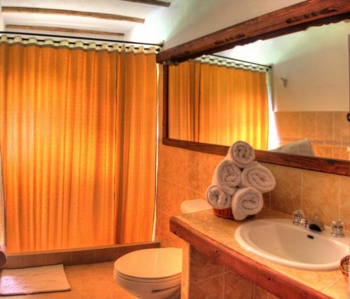 Ett badrum på Hotel Santa Viviana Villa de Leyva