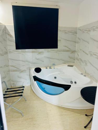 a bathroom with a tub with a smiley face painted on it at Sen hôtel in Sali Nianiaral