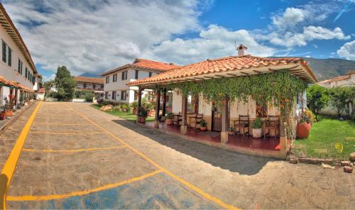 an empty street in a town with a building at Hotel Santa Viviana Villa de Leyva in Villa de Leyva