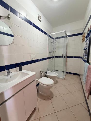 a bathroom with a toilet and a sink and a shower at Top Leme Bedje in Santa Maria