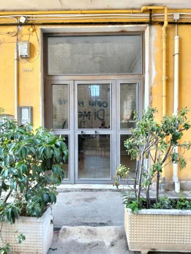 a store door with a sign in the window at casa picasso in Naples