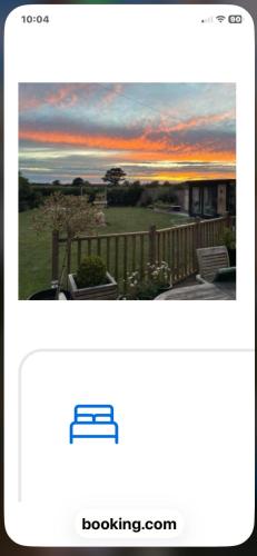 ein Screenshot eines Sonnenuntergangsfotos in der Unterkunft Hillvine in Hartpury