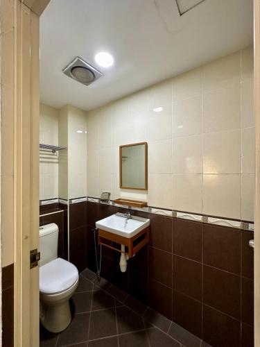 a bathroom with a toilet and a sink at Hotel Arba in Kuala Lumpur