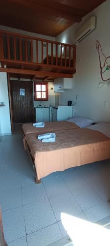 ein Schlafzimmer mit zwei Betten in einem Zimmer in der Unterkunft MARVINA in Volissos