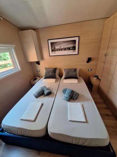 two beds in a small room with at Spacious Mobile Home "House Lena" for 7 in Eurocamp Rača - Sea View & Private terrace in Sveti Juraj