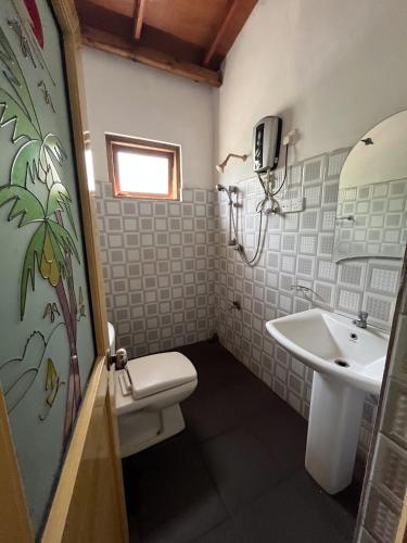 a bathroom with a toilet and a sink at Benvilla Kandy in Kandy