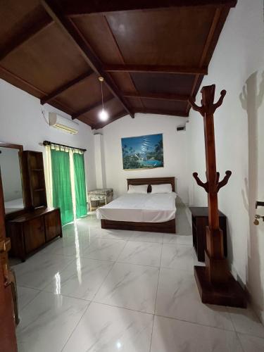 a large bedroom with a bed in a room at Benvilla Kandy in Kandy