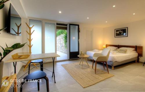 a bedroom with a bed and a table and chairs at Casa s - lilina in Tralonca