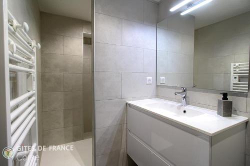 a bathroom with a sink and a mirror at Casa s - lilina in Tralonca