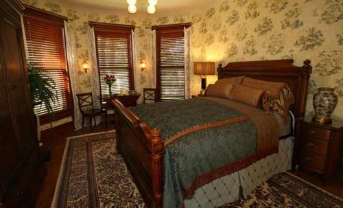 Letto o letti in una camera di Historic Webster House Bed and Breakfast Inn