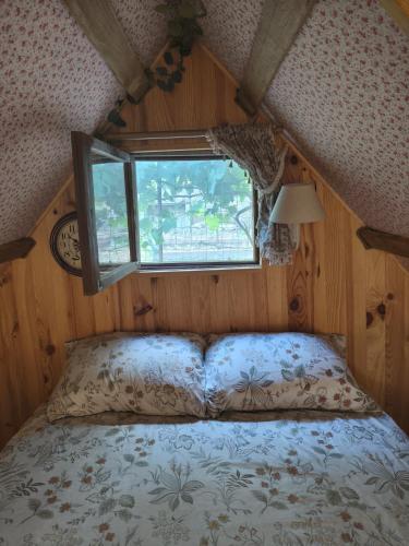 a bed in a small room with a window at Nuit insolite et féerique tout près d'Ajaccio in Alata