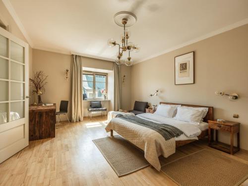 Main Square spacious 1-bed with bathtub