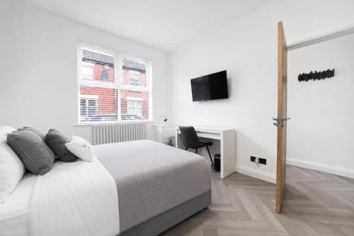 The Manchester Haven Sleeps 10 Near City Centre Breakfast hamper included photo 29