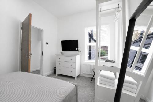 The Manchester Haven Sleeps 10 Near City Centre Breakfast hamper included photo 42