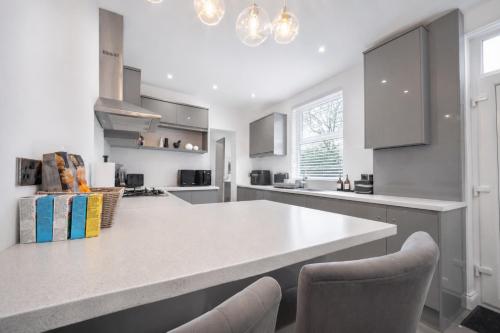 The Manchester Haven Sleeps 10 Near City Centre Breakfast hamper included photo 20