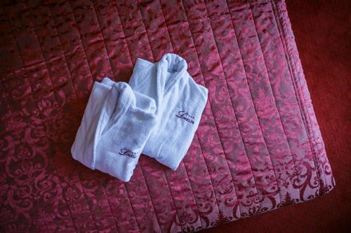 two towels sitting on top of a pink bed at Viešbutis "Linelis" in Paplatelė