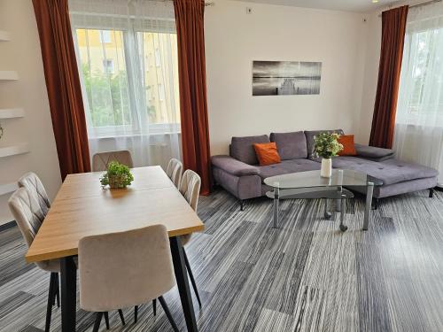 a living room with a couch and a table at Apartament SPACE & SUN z wewnętrzym ogrodzonym parkingiem in Toruń