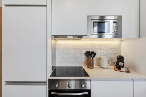 Porto Palette | 1BR with Balconies, AC & Parking