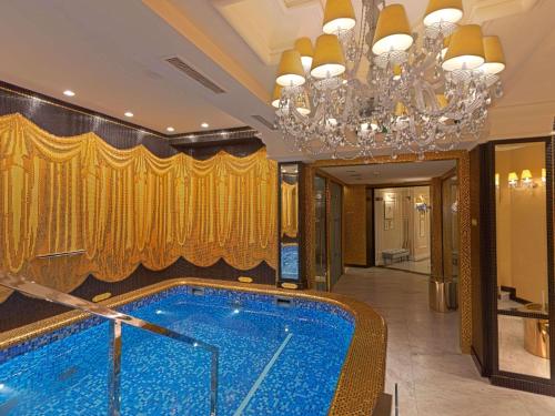 Bachleda Luxury Hotel Kraków - MGallery Collection — Pool view