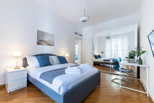 Duomo 15 min walk - Historic Center - 2 Bedrooms with Terrace