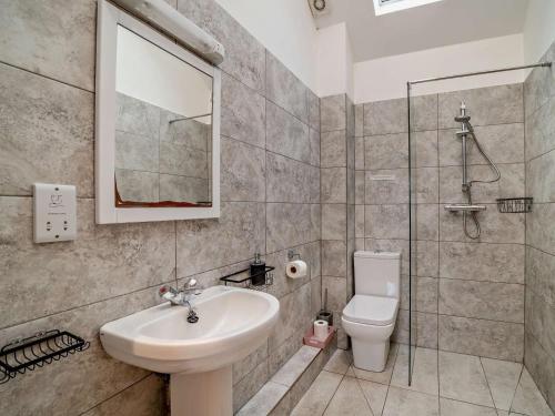 a bathroom with a sink and a toilet and a mirror at 2 Bed in Bristol oc-72836 in Chew Magna