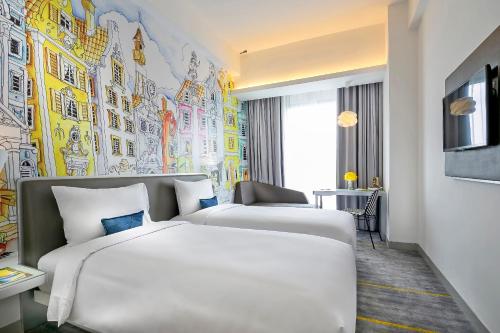 Un pat sau paturi într-o cameră la YELLO Hotel Harmoni