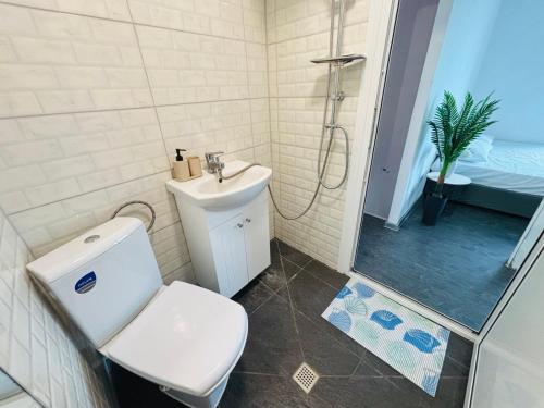 a bathroom with a toilet and a shower and a sink at Beach House Cabacum in Golden Sands
