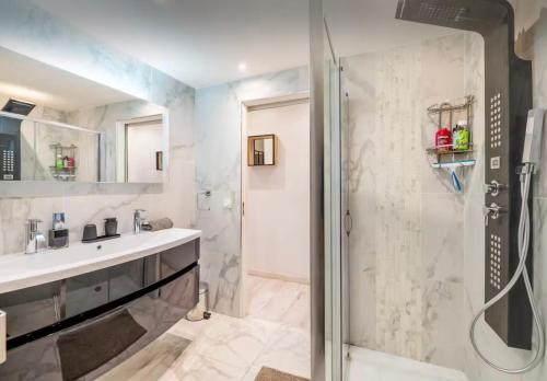 BEL APPARTEMENT 2 chambres plein centre Cannes Suquet Palais