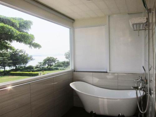 Un baño de Breeze and Waves Hostel