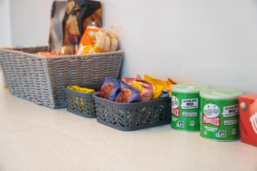 The Manchester Haven Sleeps 10 Near City Centre Breakfast hamper included photo 18