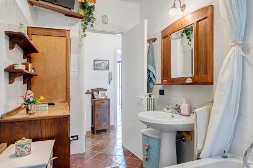 a bathroom with a sink and a toilet and a tub at Colico Lake e Relax in Colico