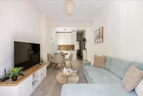 Stylish Apartment Near Seafront and Metro with Balcony