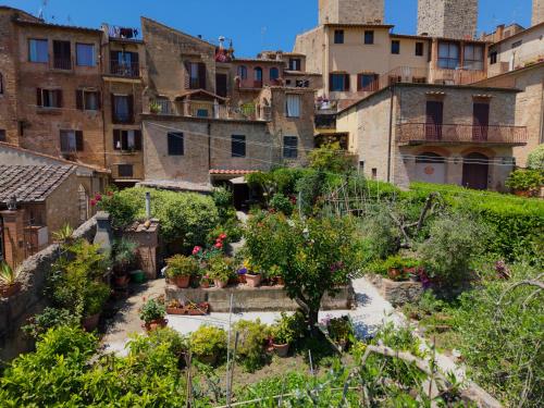 a view of an old town with plants and buildings at Il giardino di Nara in San Gimignano