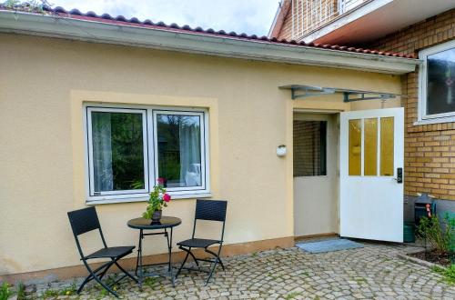 a table and chairs in front of a house at Apple Tree Garden House in Örebro