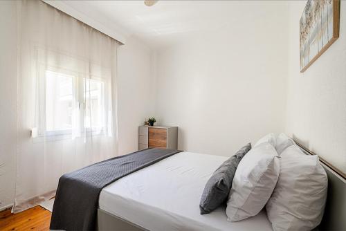 Stylish Apartment Near Seafront and Metro with Balcony