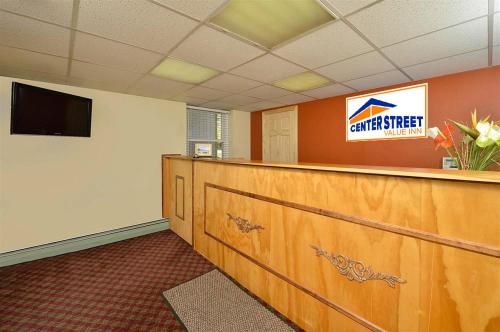a waiting room with a sheriff office sign on the wall at Center Street Value Inn in Auburn