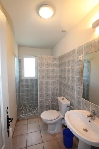 a bathroom with a toilet and a sink at Clos Christol in Graveson