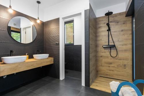 ein Badezimmer mit zwei Waschbecken und einem Spiegel in der Unterkunft Vila Prisunca with jacuzzi & swimming pool in Pazin