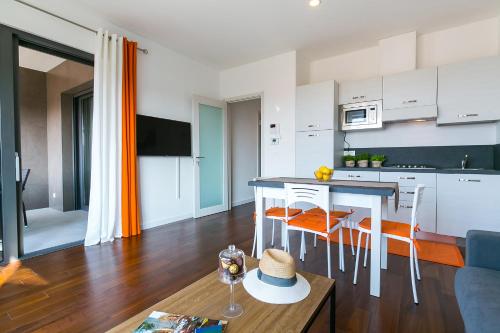 1 bedroom Apartment with Sea View, Balcony and BBQ near the beach!