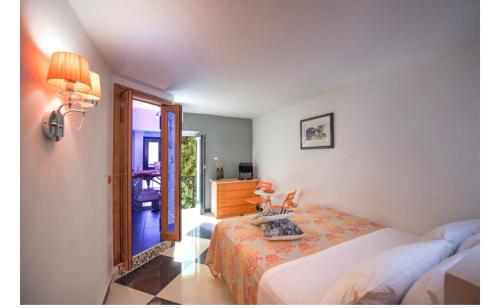 a bedroom with a bed and a dresser at DiemmeStudio in Salerno