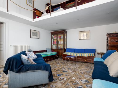 a living room with blue chairs and a couch at De Vivo Realty - Coco's Apartments in Meta