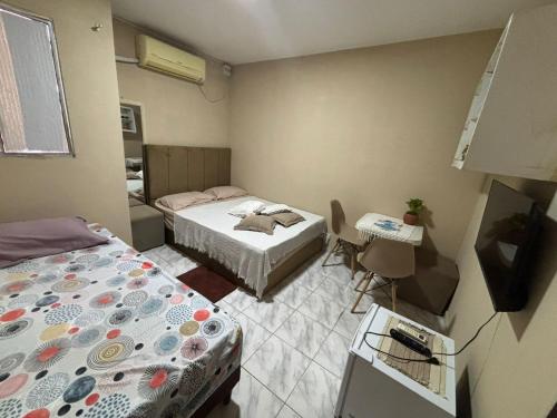 a room with two beds and a desk in it at SUITE banheiro privativo & 2 QUARTOS banheiro social PERTO DO GERALDÃO,ARENA PERNAMBUCO,UNIVERSO, UFPE,AEROPORTO-AFOGADOS- RECIFE in Recife