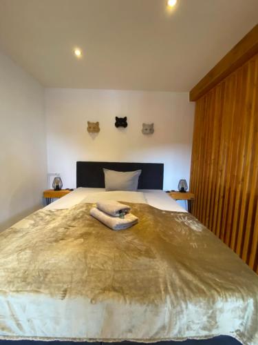 a bed with two towels sitting on top of it at Racoon Lounge in Bad Liebenstein