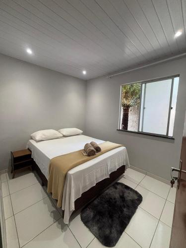 a bedroom with a large bed with a window at RODRIGUES CASA de TEMPORADA em Barreirinhas in Barreirinhas